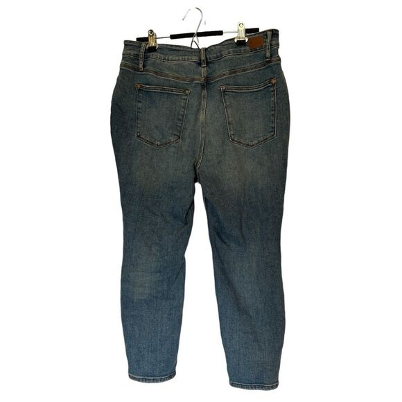 Judy Blue Yard Work Cross Over High Rise Medium Blue Wash Relaxed Fit, Size 18W - Picture 10 of 16
